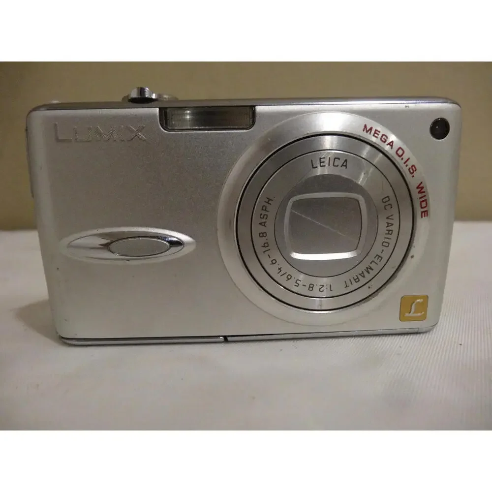 Panasonic LUMIX DMC-FX01 6.0MP Digital Camera Silver. For repair.